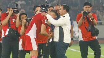 Presiden RI Prabowo Subianto memberikan selamat kepada Jay Idzes dan pemain Timnas Indonesia lainnya usai pertandingan Grup C putaran ketiga Kualifikasi Piala Dunia 2026 zona Asia antara Indonesia melawan China di Stadion Utama Gelora Bung Karno, Jakarta, Kamis (5/6/2025). [Suara.com/Alfian Winanto]