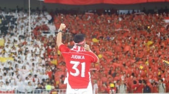 Grup Band God Bless Tampil bersama Penyanyi Judika sebelum pertandingan pertandingan Grup C putaran ketiga Kualifikasi Piala Dunia 2026 zona Asia antara Indonesia melawan China di Stadion Utama Gelora Bung Karno, Jakarta, Kamis (5/6/2025). [Suara.com/Alfian Winanto]