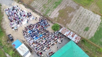 Foto udara suasana pelaksanaan shalat Idul Adha 1446 H di halaman Masjid Raodhatul Jannah kawasan transmigrasi Bulu Pontu Jaya, Desa Sidera, Sigi, Sulawesi Tengah, Jumat (6/6/2025). [ANTARA FOTO/Basri Marzuki/nym]