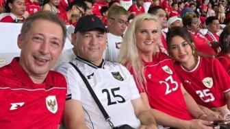 Jennifer Coppen Nonton Timnas Bareng Orang Tua Justin Hubner, Netizen: Resmi Banget!