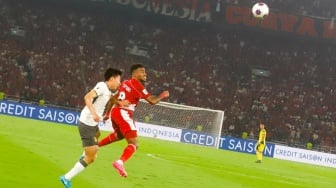 Pesepak bola Timnas Indonesia Yakob Sayuri berebut bola dengan pemain Timnas China dalam pertandingan Grup C putaran ketiga Kualifikasi Piala Dunia 2026 zona Asia antara Indonesia melawan China di Stadion Utama Gelora Bung Karno, Jakarta, Kamis (5/6/2025). [Suara.com/Alfian Winanto]