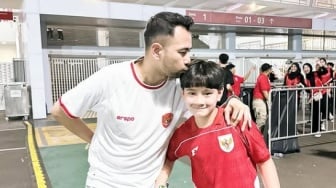 Raffi Ahmad Naik MRT Demi Nonton Timnas Bareng Rafathar, Prediksi Skor Indonesia vs China Tepat!