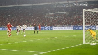Pelatih Timnas Indonesia Ole Romeny mencetak gol lewat tendangan Penalti saat pertandingan Grup C putaran ketiga Kualifikasi Piala Dunia 2026 zona Asia antara Indonesia melawan China di Stadion Utama Gelora Bung Karno, Jakarta, Kamis (5/6/2025). [Suara.com/Alfian Winanto]