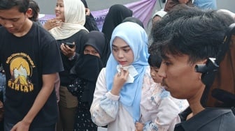 Keringat Dingin Gara-Gara Tifus, Ria Ricis Tetap Antusias Potong Hewan Kurban