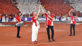 Grup Band God Bless Tampil bersama Penyanyi Judika sebelum pertandingan pertandingan Grup C putaran ketiga Kualifikasi Piala Dunia 2026 zona Asia antara Indonesia melawan China di Stadion Utama Gelora Bung Karno, Jakarta, Kamis (5/6/2025). [Suara.com/Alfian Winanto]