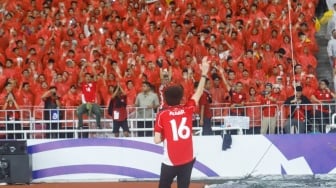 Grup Band God Bless Tampil bersama Penyanyi Judika sebelum pertandingan pertandingan Grup C putaran ketiga Kualifikasi Piala Dunia 2026 zona Asia antara Indonesia melawan China di Stadion Utama Gelora Bung Karno, Jakarta, Kamis (5/6/2025). [Suara.com/Alfian Winanto]