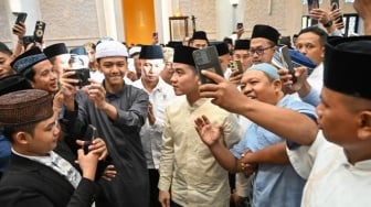 Wapres Gibran dan Keluarga Salat Iduladha di Solo, Warga Berebut Ajak Foto