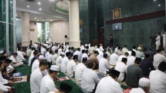 Warga dan ASN Pemprov DKI Jakarta Salat Iduladha di Balai Kota, Pramono-Rano Absen