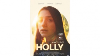 Review Film Holly: Tenang di Permukaan tapi Gelisah di Dalam