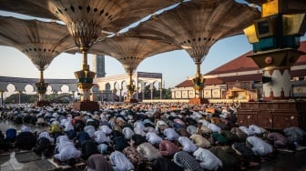 Umat Islam melaksanakan Shalat Idul Adha 1446 Hijriah di Masjid Agung Jawa Tengah (MAJT), Semarang, Jawa Tengah, Jumat (6/6/2025). [ANTARA FOTO/Aprillio Akbar/nym]