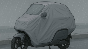 Budget 'Melempem' Tapi Ingin Kendaraan Nyaman? Coba Rekomendasi Motor Listrik Anti Hujan Ini