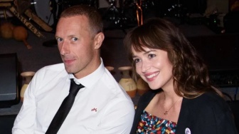 Chris Martin dan Dakota Johnson Dilaporkan Putus Usai 8 Tahun Kencan