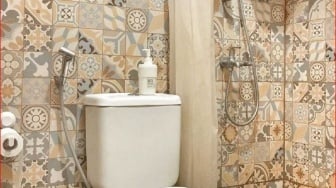 Anti Sumpek, 5 Warna Cerah Ini Bikin Kamar Mandi di Rumah Subsidi Terasa Lega