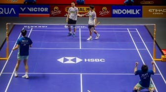 Ekspres Pebulu Tangkis Ganda Putra Indonesia Sabar Karyaman Gutama dan Moh Reza Pahlevi Isfahani usai dikalahkan Pebulu Tangkis Korea Selatan Kim Won Ho dan Seo Seung Jae di Babak Final Indonesia Open 2025 di Istora Senayan, Jakarta, Minggu (8/6/2025). [Suara.com/Alfian Winanto]