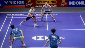 Pebulu Tangkis Ganda Putra Indonesia Sabar Karyaman Gutama dan Moh Reza Pahlevi Isfahani saat bertanding melawan Pebulu Tangkis Korea Selatan Kim Won Ho dan Seo Seung Jae di Babak Final Indonesia Open 2025 di Istora Senayan, Jakarta, Minggu (8/6/2025). [Suara.com/Alfian Winanto]