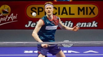 Pebulu Tangkis Tunggal Putra Denmark Anders Antonsen saat berhadapan dengan Pebulu Tangkis Taiwan Chou Tien Chen di Babak Final Indonesia Open 2025 di Istora Senayan, Jakarta, Minggu (8/6/2025). [Suara.com/Alfian Winanto]