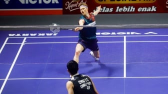 Pebulu Tangkis Tunggal Putra Denmark Anders Antonsen saat berhadapan dengan Pebulu Tangkis Taiwan Chou Tien Chen di Babak Final Indonesia Open 2025 di Istora Senayan, Jakarta, Minggu (8/6/2025). [Suara.com/Alfian Winanto]