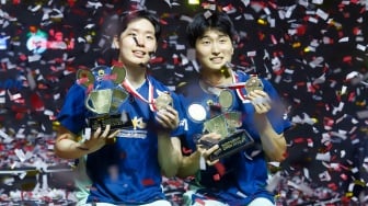 Pebulu Tangkis Ganda Putra Korea Selatan Kim Won Ho dan Seo Seung Jae berpose di podium usai bertanding melawan Ganda Putra Indonesia di Babak Final Indonesia Open 2025 di Istora Senayan, Jakarta, Minggu (8/6/2025). [Suara.com/Alfian Winanto]
