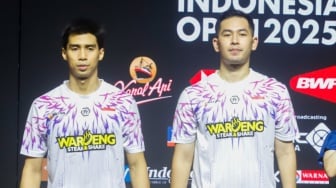 Pebulu Tangkis Ganda Putra Indonesia Sabar Karyaman Gutama dan Moh Reza Pahlevi Isfahani berpose diatas podium usai bertanding melawan Pebulu Tangkis Korea Selatan Kim Won Ho dan Seo Seung Jae di Babak Final Indonesia Open 2025 di Istora Senayan, Jakarta, Minggu (8/6/2025). [Suara.com/Alfian Winanto]