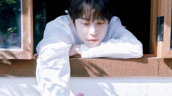 Hangatkan Hati, Doyoung Hidupkan Suasana Musim Panas di Teaser MV Memory