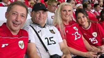 Momen Manis! Ibu Justin Hubner 'Comblangi' Jennifer Coppen dengan Anaknya Usai Laga Timnas