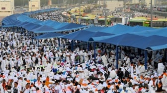 Jamaah haji Indonesia memadati area mabit di Muzdalifah, Makkah, Arab Saudi, Jumat (6/6/2025). [ANTARA FOTO/Andika Wahyu/foc]