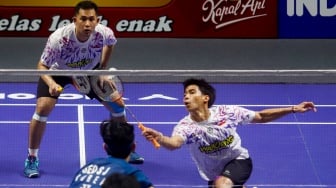 Pebulu Tangkis Ganda Putra Indonesia Sabar Karyaman Gutama dan Moh Reza Pahlevi Isfahani saat bertanding melawan Pebulu Tangkis Korea Selatan Kim Won Ho dan Seo Seung Jae di Babak Final Indonesia Open 2025 di Istora Senayan, Jakarta, Minggu (8/6/2025). [Suara.com/Alfian Winanto]