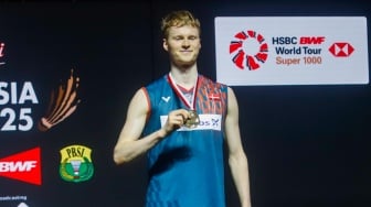 Pebulu Tangkis Tunggal Putra Denmark berpose diatas podium usai bertanding melawan Pebulu Tangkis Taiwan Chou Tien Chen di Babak Final Indonesia Open 2025 di Istora Senayan, Jakarta, Minggu (8/6/2025). [Suara.com/Alfian Winanto]
