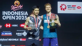 Pebulu Tangkis Tunggal Putra Denmark bersama dengan Pebulu Tangkis Taiwan Chou Tie  Chen berpose diatas podium usai bertanding di Babak Final Indonesia Open 2025 di Istora Senayan, Jakarta, Minggu (8/6/2025). [Suara.com/Alfian Winanto]