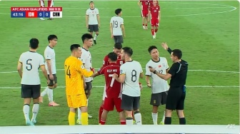 Banyak yang Terkecoh! Momen Unik Jay Idzes Korbankan Dirinya demi Menjaga Mental Ole Romeny