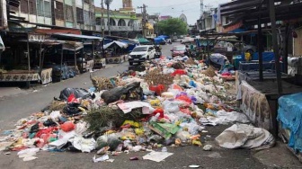 Tumpukan Sampah di Pasar Agus Salim Pekanbaru, Pedagang: Baunya Menyiksa