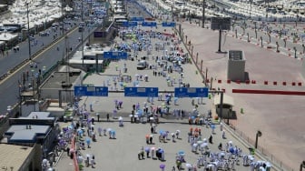 Jamaah haji berjalan pulang menuju tenda setelah melempar jumrah Aqabah di Mina, Makkah, Arab Saudi, Jumat (6/6/2025). [ANTARA FOTO/Andika Wahyu/foc]