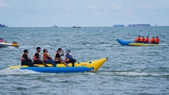 Pantai Manggar Diserbu Ribuan Pengunjung Selama Libur Panjang