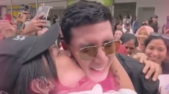 Verrell Bramasta Dicium Hingga Dicakar Penggemar Saat Liburan di Singapura, Polisi Turun Tangan