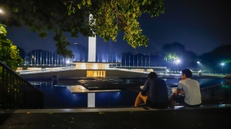Warga beraktivitas saat malam hari di Taman Lapangan Banteng, Jakarta, Senin (9/6/2025). [Suara.com/Alfian Winanto]