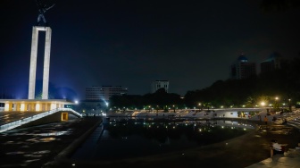 Warga beraktivitas saat malam hari di Taman Lapangan Banteng, Jakarta, Senin (9/6/2025). [Suara.com/Alfian Winanto]