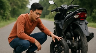 Ban Motor Bocor di Jalan? Jangan Panik, Ini Panduan Lengkap Mengatasinya