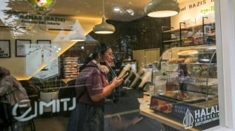 Pekerja yang juga penyandang disabilitas melayani pelanggan di Kopi Difabis, Terowongan Kendal, Jakarta, (9/6/2025). [Suara.com/Alfian Winanto]