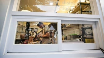 Pekerja yang juga penyandang disabilitas melayani pelanggan di Kopi Difabis, Terowongan Kendal, Jakarta, (9/6/2025). [Suara.com/Alfian Winanto]
