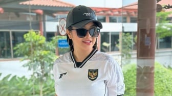 Fitri Carlina Terbang ke Jepang Demi Timnas, Disambut Kedipan Nathan Tjoe-A-On