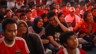 Ekspresi para warga saat nonton bareng (nobar) pertandingan Timnas Indonesia melawan Jepang dalam Kualifikasi Piala Dunia 2026 zona Asia di Stadion Gelora Bung Karno (GBK), Jakarta, Selasa (10/6/2025). [Suara.com/Alfian Winanto]