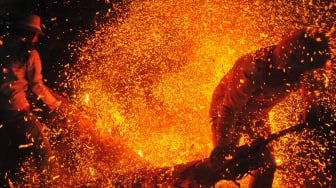 Peserta menggunakan obor untuk menyerang lawan saat tradisi perang obor di Desa Tegalsambi, Tahunan, Jepara, Jawa Tengah, Senin (9/6/2025). [ANTARA FOTO/Yusuf Nugroho/rwa] 