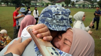 Orang tua memeluk anaknya usai mengikuti program Pembinaan Karakter dan Bela Negara di Markas Divisi Infanteri 1 Kostrad, Cilodong, Kota Depok, Jawa Barat, Senin (9/6/2025). [ANTARA FOTO/Yulius Satria Wijaya/bar]