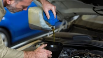 5 Rekomendasi Oli Motor Matic Terbaik 2025 yang Bikin Mesin Awet