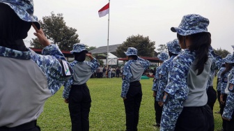 Sejumlah siswa mengikuti upacara pelepasan program Pembinaan Karakter dan Bela Negara di Markas Divisi Infanteri 1 Kostrad, Cilodong, Kota Depok, Jawa Barat, Senin (9/6/2025). [ANTARA FOTO/Yulius Satria Wijaya/bar]