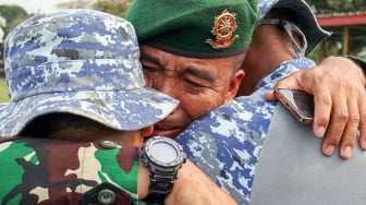 Tangis Haru Iringi Pelepasan Para Siswa dari Program Barak Militer di Depok