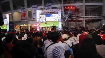 Warga saat nonton bareng (nobar) pertandingan Timnas Indonesia melawan Jepang dalam Kualifikasi Piala Dunia 2026 zona Asia di Stadion Gelora Bung Karno (GBK), Jakarta, Selasa (10/6/2025). [Suara.com/Alfian Winanto]