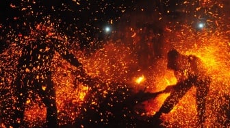 Peserta saling serang menggunakan obor saat tradisi perang obor di Desa Tegalsambi, Tahunan, Jepara, Jawa Tengah, Senin (9/6/2025). [ANTARA FOTO/Yusuf Nugroho/rwa]