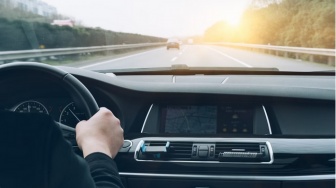 Tips Aman Buka Puasa Sambil Mengemudi Mobil Tanpa Bahaya