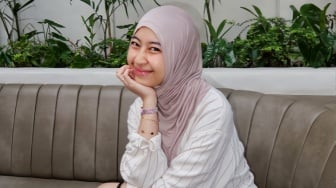 Tampil Stand Out saat Ngantor dengan 6 Gaya OOTD Smart Casual ala Adiba Khanza